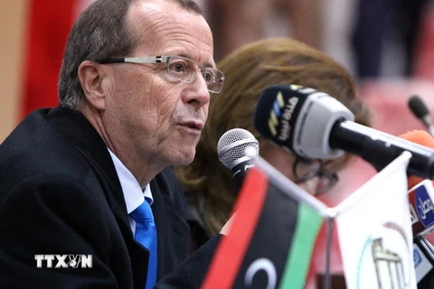 Đặc phái viên Liên hợp quốc tại Libya Martin Kobler (trái) trong cuộc họp báo sau cuộc gặp các đại diện Libya ở thành phố Shahat, miền đông Libya ngày 31/12/2015. (Nguồn: AFP/TTXVN)