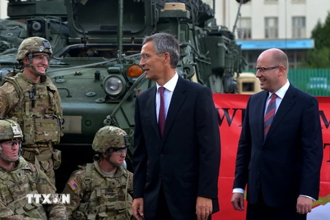 Thủ tướng CH Czech Bohuslav Sobotka (trái) có cuộc gặp với Tổng thư ký Tổ chức Hiệp ước Bắc Đại Tây dương (NATO) Jens Stoltenberg (thứ 2, phải). (Nguồn: AFP/TTXVN)