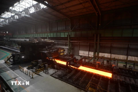 Luyện thép tại nhà máy thép ở Tangshan, tỉnh Hà Bắc, Trung Quốc ngày 11/4/2015. (Nguồn: AFP/TTXVN)