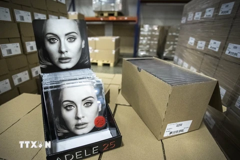 Album mới "25" của nữ ca sĩ Adele được bày bán tại Capelle aan de IJssel, Hà Lan ngày 19/11/2015. (Nguồn: AFP/TTXVN)
