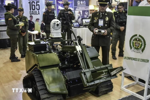 Cảnh sát Colombia tìm hiểu về các thiết bị quốc phòng được trưng bày tại triển lãm Quốc phòng 2015. (Nguồn: AFP/TTXVN)