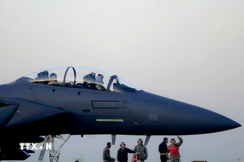 Máy bay F-15E của Mỹ được điều động từ căn cứ không quân Lakenheath, Anh tới căn cứ Incirlik để tham gia chiến dịch không kích IS ở Iraq và Syria. (Nguồn: AFP/TTXVN)
