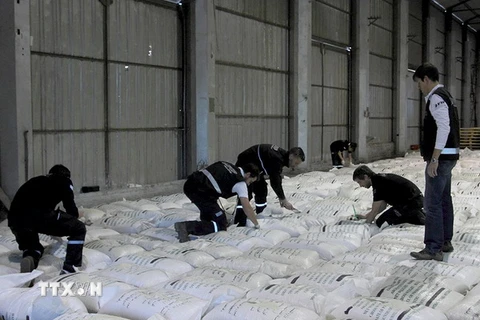 Cảnh sát Argentina kiểm tra những bao gạo trộn ma túy vừa thu giữ tại Buenos Aires. (Nguồn: Reuters/TTXVN)