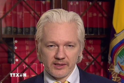 Nhà sáng lập WikiLeaks Julian Assange trong cuộc họp báo tại Đại sứ quán Ecuador ở London, Anh ngày 18/8/2014. (Nguồn: CNN/TTXVN)