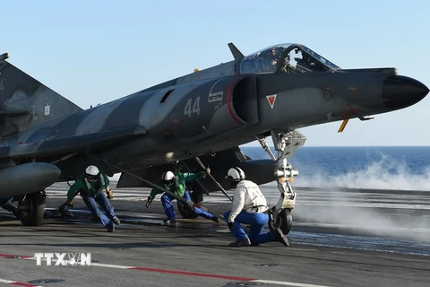 Binh sỹ Pháp chuẩn bị cho đợt xuất kích của máy bay chiến đấu trên tàu sân bay Charles-de-Gaulle ở phía đông Địa Trung Hải ngày 22/11/2015. (Nguồn: AFP/TTXVN)