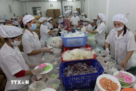Sản xuất mứt Tết tại Công ty Cổ phần Bánh Mứt kẹo Hà Nội. (Ảnh: Vũ Sinh/TTXVN)