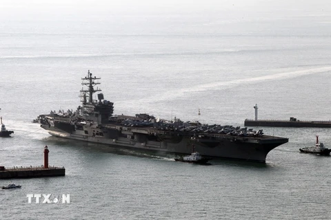 Tàu sân bay Mỹ USS Ronald Reagan tại cảng Busan, Hàn Quốc ngày 30/10/2015. (Nguồn: Yonhap/TTXVN)