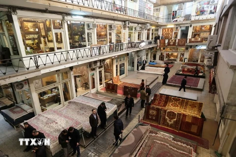 Các gian hàng trong Chợ Lớn cổ ở thủ đô Tehran. (Nguồn: AFP/TTXVN)