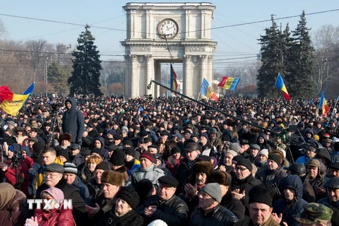 Người biểu tình tập trung trước tòa nhà Quốc hội ở Chisinau. (Nguồn: AFP/TTXVN)