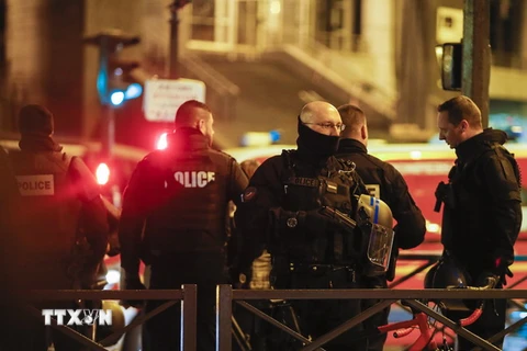 Cảnh sát Pháp làm nhiệm vụ tại hiện trường vụ tấn công khủng bố ở khu vực nhà hát Bataclan, thủ đô Paris ngày 14/11. (Nguồn: THX/TTXVN)