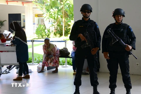 Cảnh sát Bali tuần tra tại khu vực sân bay Ngurah Rai ở Denpasar trên đảo Bali. (Nguồn: AFP/TTXVN)