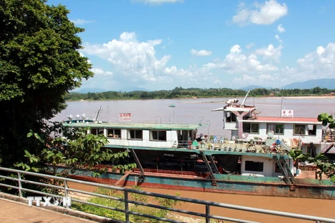 Hai tàu chở hàng Hua Ping và Yu Xing 8 của Trung Quốc (trước) thả neo trên sông Mekong, khu vực thuộc Chiang Saen, Thái Lan ngày 11/10/2011. (Nguồn: THX/TTXVN)