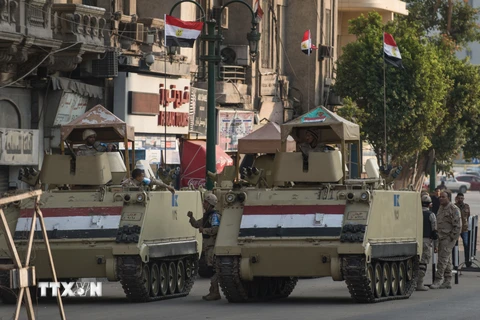 Binh sỹ quân đội Ai Cập gác tại quảng trường Tahrir, thủ đô Cairo. (Nguồn: THX/TTXVN)