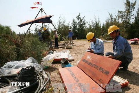 Thực hiện những mũi khoan cuối cùng trong việc khảo sát địa điểm xây dựng nhà máy điện hạt nhân Ninh Thuận 2 tại huyện Ninh Hải (Ninh Thuận). (Ảnh: Ngọc Hà/TTXVN)