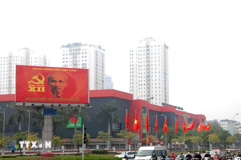 Khu vực nút giao đường Phạm Hùng với đường Trần Duy Hưng, quận Cầu Giấy được trang trí nhiều biểu ngữ, cờ hoa chào mừng Đại hội. (Ảnh: Quang Quyết/TTXVN)