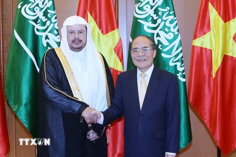 Chủ tịch Quốc hội Nguyễn Sinh Hùng đón và hội đàm với Chủ tịch Quốc hội Vương quốc Saudi Arabia Abdullah Bin Mohammed Bin Ibrahim Al-Sheikh. (Ảnh: Nhan Sáng/TTXVN)