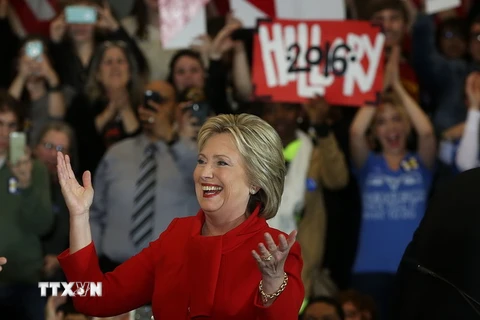 Ứng viên Hillary Clinton phát biểu trước những người ủng hộ trong phiên bầu cử dưới hình thức "họp kín" tại Des Moines, bang Iowa ngày 1/2. (Nguồn: AFP/TTXVN)