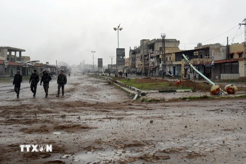 Lực lượng ủng hộ chính phủ Syria tuần tra tại Sheikh Miskeen ngày 26/1, sau khi giành lại thành phố này từ phiến quân IS. (Nguồn: AFP/TTXVN)