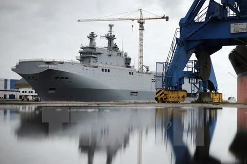 Tàu Mistral ngoài khơi Saint-Nazaire, Tây Bắc nước Pháp. (Nguồn: AFP/TTXVN)
