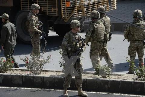 Binh sỹ Mỹ điều tra tại hiện trường một vụ đánh bom ở Kabul, Afghanistan. (Nguồn: AFP/TTXVN)