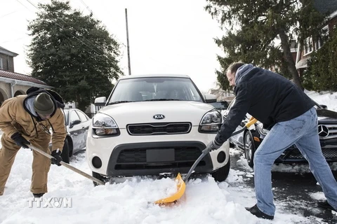 Dọn tuyết trên các đường phố ở Washington DC sau trận bão tuyết ngày 25/1. (Nguồn: AFP/TTXVN)