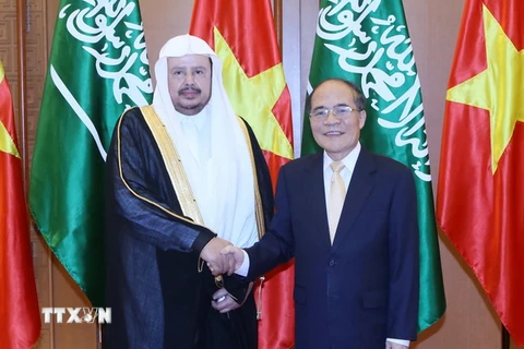 Chủ tịch Quốc hội Nguyễn Sinh Hùng đón và hội đàm với Chủ tịch Quốc hội Vương quốc Saudi Arabia, Ngài Abdullah Bin Mohammed Bin Ibrahim Al-Sheikh. (Ảnh: Nhan Sáng/TTXVN)
