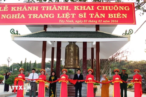 Các đại biểu cắt băng khánh thành Nhà tháp chuông nghĩa trang liệt sỹ Tân Biên. (Ảnh: Lê Đức Hoảnh/TTXVN)