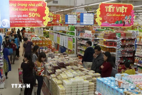 Khách hàng mua sắm tại siêu thị CoopMart Đông Hà, Quảng Trị. (Ảnh: Vũ Sinh/TTXVN)