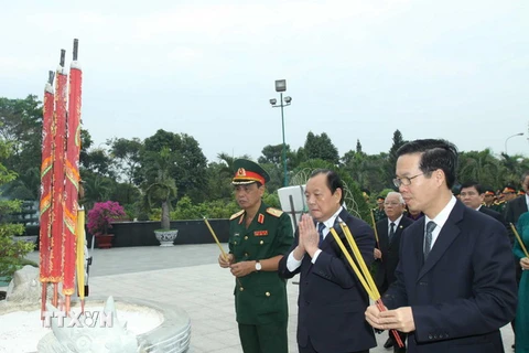 Các đồng chí lãnh đạo, nguyên lãnh đạo TP. Hồ Chí Minh dâng hương tưởng niệm các anh hùng liệt sỹ. (Ảnh: Thanh Vũ/TTXVN)