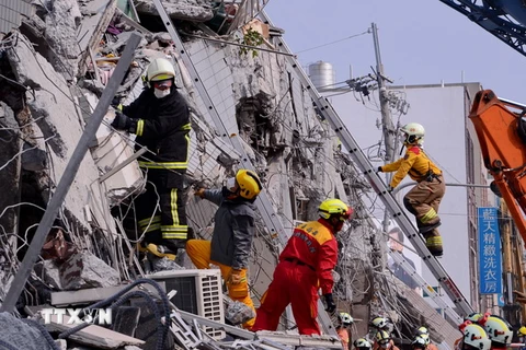 Nhân viên cứu hộ nỗ lực cứu các nạn nhân bị mắc kẹt trong những đống đổ nát sau trận động đất. (Nguồn: THX/TTXVN)