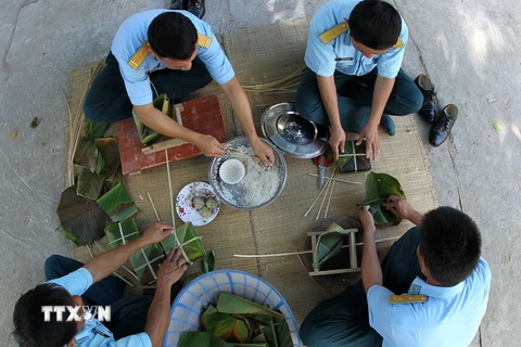 Cán bộ và chiến sỹ trên đảo Nam Yết, huyện Trường Sa, tỉnh Khánh Hòa tổ chức gói bánh chưng. (Ảnh: Quốc Khánh/TTXVN)