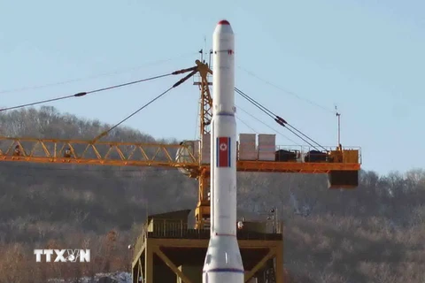 Tên lửa đẩy mang theo vệ tinh rời bệ phóng ở Sohae, khu vực mà Bình Nhưỡng tuyên bố sẽ phóng vệ tinh trong khoảng thời gian từ ngày 8-25/2/2016. (Nguồn: Yonhap/TTXVN)