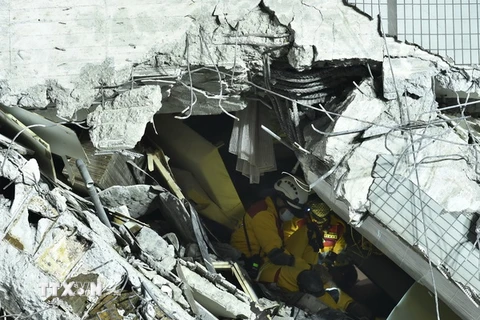 Nhân viên cứu hộ nỗ lực cứu các nạn nhân bị mắc kẹt trong những đống đổ nát sau trận động đất. (Nguồn: AFP/TTXVN)