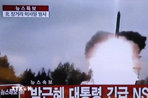Hình ảnh phát sóng trên đài Truyền hình Hàn Quốc về vụ phóng tên lửa tầm xa của Triều Tiên ngày 7/2. (Nguồn: THX/TTXVN)