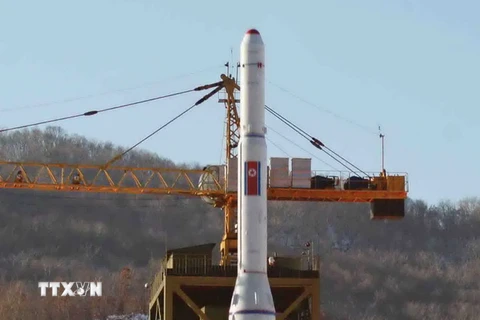 Tên lửa đẩy mang theo vệ tinh rời bệ phóng ở Sohae, khu vực mà Bình Nhưỡng tuyên bố sẽ phóng vệ tinh trong khoảng thời gian từ ngày 8-25/2. (Nguồn: Yonhap/TTXVN)