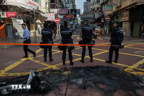 Cảnh sát Hong Kong (Trung Quốc) tuần tra tại khu vực Mong Kok ngày 9/2 sau vụ đụng độ. (Nguồn: AFP/TTXVN)