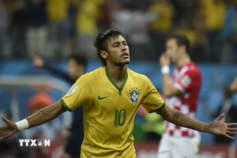 Tiền đạo Neymar (ảnh) ghi bàn thắng nâng tỷ số trận đấu lên 2-1 cho đội chủ nhà Brazil trước đội tuyển Croatia tại World Cup 2014. (Nguồn: AFP/TTXVN)