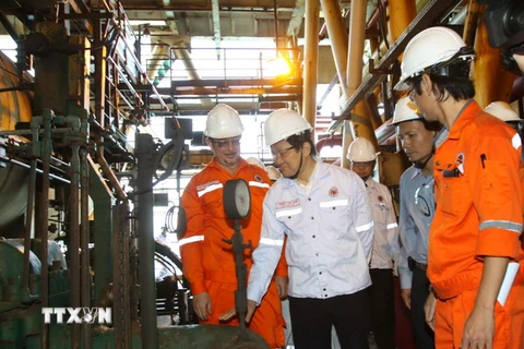 Chủ tịch nước Trương Tấn Sang đến thăm và chúc Tết cán bộ, nhân viên đang làm việc tại Giàn khoan Công nghệ trung tâm số 2 (mỏ dầu Bạch Hổ). (Ảnh: Hoàng Hải/TTXVN)