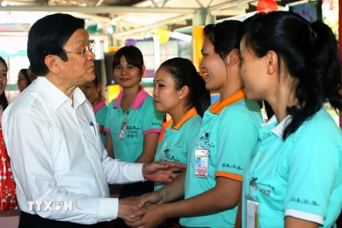 Chủ tịch nước Trương Tấn Sang thăm hỏi công nhân công ty TNHH Prime Asia Việt Nam. (Ảnh: Hoàng Hải/TTXVN)