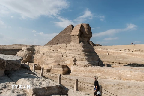 Khách du lịch tham quan khu vực Kim tự tháp Giza ở Ai Cập ngày 11/11. (Nguồn: THX/TTXVN)