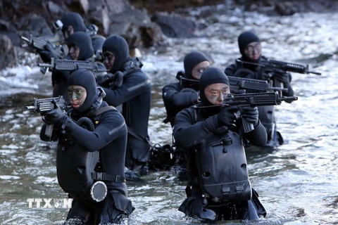 Lính hải quân Hàn Quốc tập luyện tại căn cứ ở thành phố Changwon ngày 7/2. (Nguồn: AFP/TTXVN)
