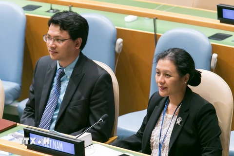Đại sứ Nguyễn Phương Nga (phải) tham dự phiên khai mạc khóa họp 70 Đại Hội đồng Liên hợp quốc. (Ảnh: Lê Dương/TTXVN)