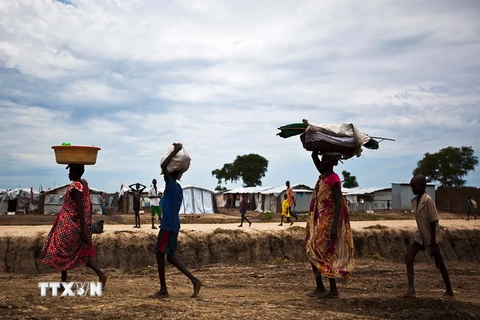 Người dân Nam Sudan tại một trại của LHQ, nơi tạm trú của khoảng 118 nghìn người bị mất nhà do cuộc nội chiến, ngày 17/9. (Nguồn: AFP/TTXVN)