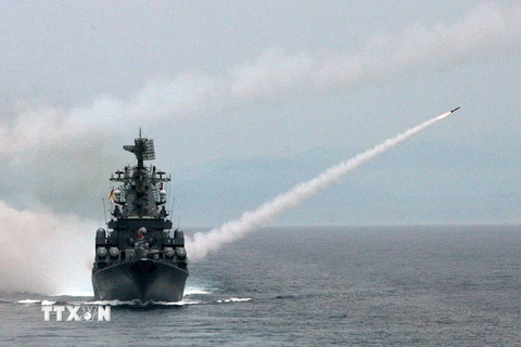 Tàu tuần dương thuộc Hạm đội Biển Đen của Nga bắn tên lửa trong một cuộc tập trận. (Nguồn: THX/TTXVN)