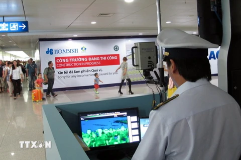 Tăng cường công tác kiểm dịch tại sân bây Quốc tế Tân Sơn Nhất, thành phố Hồ Chí Minh. (Ảnh: Phương Vy/TTXVN)