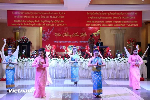Một tiết mục múa ca ngợi về quan hệ đặc biệt giữa hai nước Lào-Việt Nam tại buổi chiêu đãi. (Ảnh: Phạm Kiên/Vietnam+)