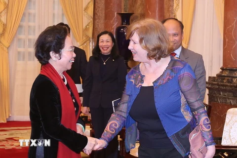 Phó Chủ tịch nước Nguyễn Thị Doan tiếp bà Christine Deroche, Chủ tịch Nhóm Nghị sỹ hữu nghị sỹ Pháp-Việt. (Ảnh: Thống Nhất/TTXVN)