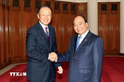 Ông Nguyễn Xuân Phúc, Ủy viên Bộ Chính trị, Phó Thủ tướng Chính phủ tiếp ông Jim Yong Kim, Chủ tịch Ngân hàng Thế giới (WB) đang thăm và làm việc tại Việt Nam. (Ảnh: Phạm Kiên/TTXVN)