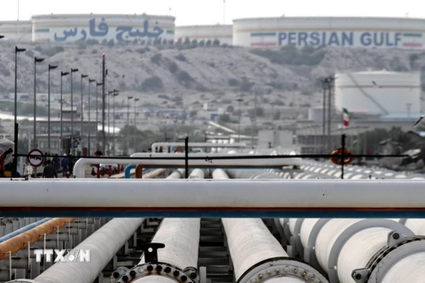 Hệ thống đường ống dẫn dầu tại đảo Khark của Iran ở ngoài khơi vùng Vịnh ngày 23/2. (Nguồn: AFP/TTXVN)