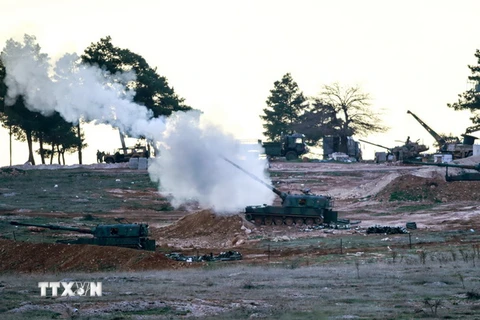 Xe tăng quân đội Thổ Nhĩ Kỳ tại chốt quân sự gần cửa khẩu Oncupinar, thị trấn miền trung nam Kilis nã đạn về phía biên giới Syria ngày 16/2. (Nguồn: AFP/TTXVN)